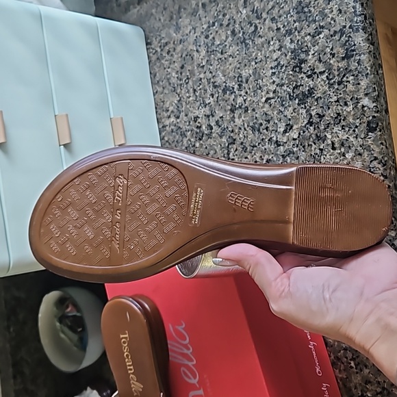 Toscanella Gold Metallic Sandals, size 9 - Picture 4 of 5